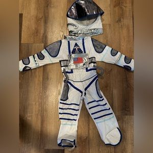 Toddler 3-4t astronaut costume.
